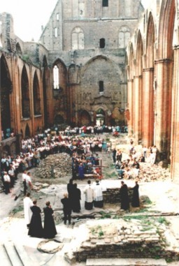 20 sierpnia 1989 – po uprzątnięciu gruzu w ruinie odbyło się I Nabożeństwo Ekumeniczne 